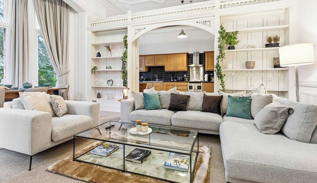 Luxe Victorian Spacious Home - Parking - 3 Beds