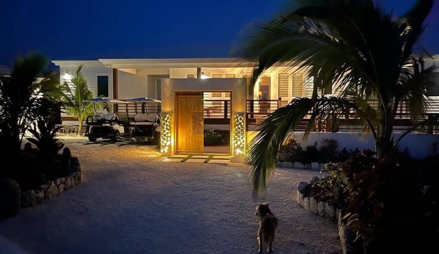 Luxurious 1 Bedroom Apartment overlooking Sea of Abaco, and Boat Dock