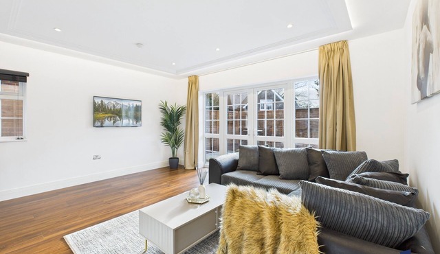Luxurious 4-Bedroom Home | Sleeps 12 Guests | High-Speed WiFi | Free Parking