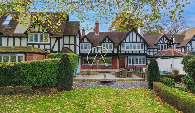 Luxurious 6-Bed Family Home in Bray | Private Pool