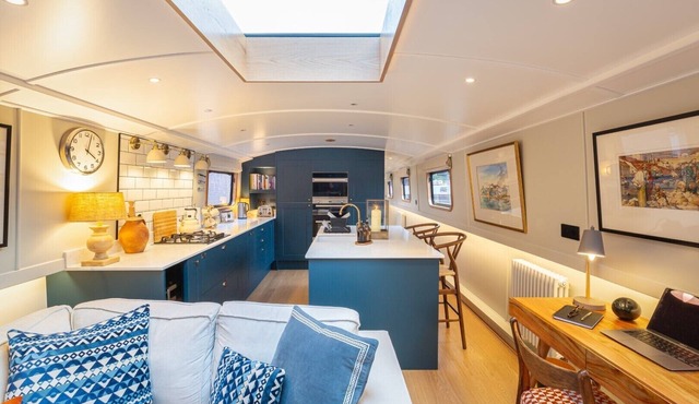 Luxurious houseboat in London