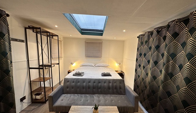 Luxurious Pavillion with Skylight, Patio, and Quadruple garden door and ensuite