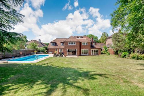 Luxurious Pool, Hot Tub & Gym, 5-Bed Modern Home