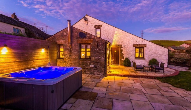 Luxurious Private Home w Hot Tub Log Burner
