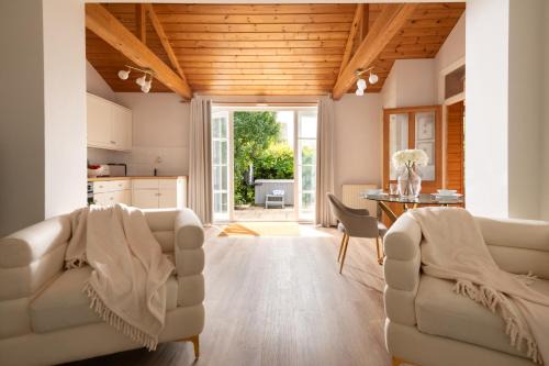 Luxurious Snowdrop Cabin with Private Hot Tub