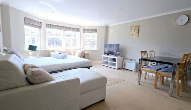 Luxury 1 bed Apt Sleeps 5, Barons Court 5m to tube