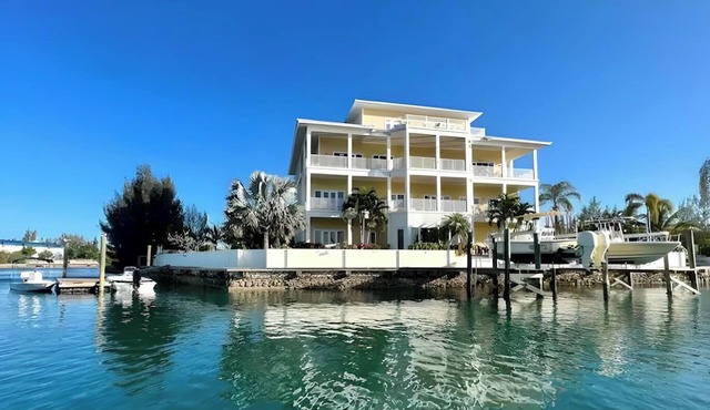 Luxury 2/2 Sleeps 6. Grand Bahama Condo w/POOL, Boat Dock plus close to BEACH!