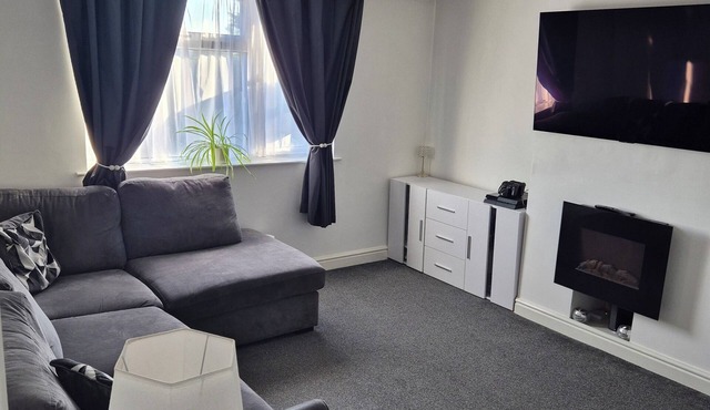 Luxury 2 bed apartment, 5 minute drive from airport, perfect location!