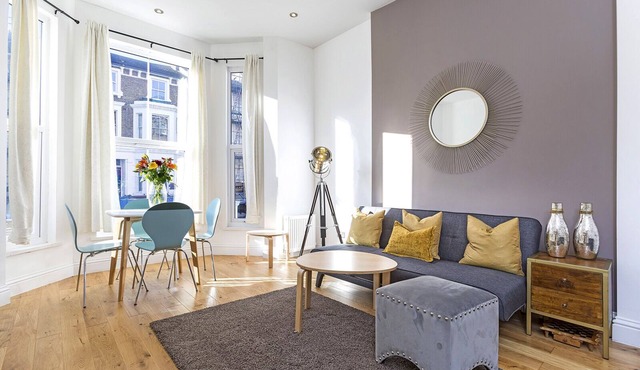 Luxury 2 Bed apartment- Zone 2 (10 mins into Central London)