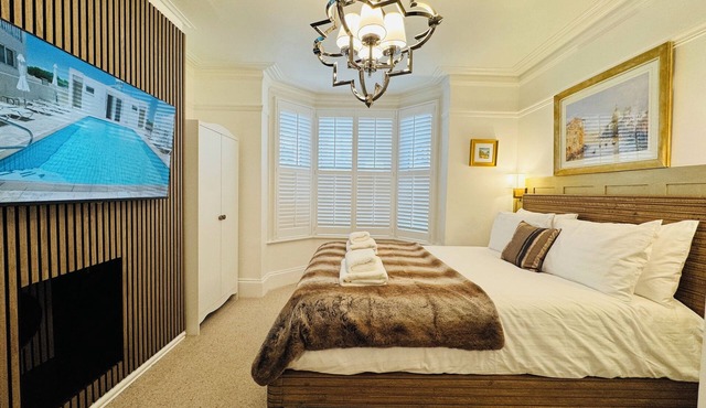 Luxury 2 Bed Designer Flat with Private Garden in London