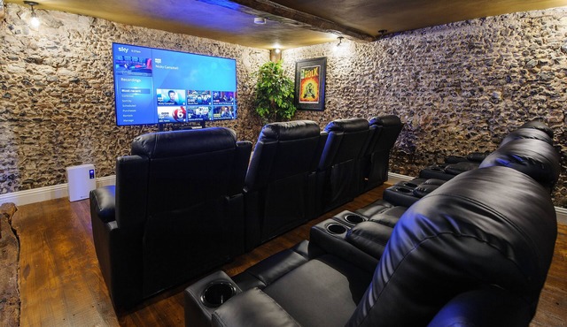 Luxury 2 Bed Manor House Hot Tub Cinema Room SkyTV