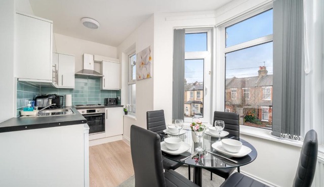 Luxury 2Bed Apartment with Modern Furnishings, Wi-Fi, Smart TV, and Convenient Access to Piccadilly Line & Central London