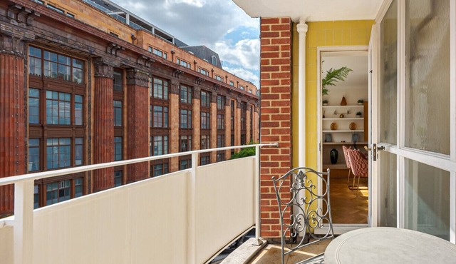 Luxury 2BR Overlooking Harrods & London Skyline