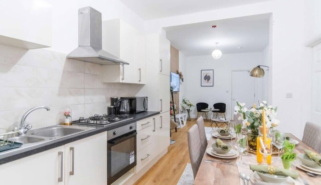 Luxury 3 Bed 3 Bath Wembley Townhouse