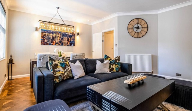 Luxury 3 Bed Apartment | Train Station