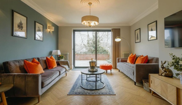 Luxury 3-Bed Apartment - Spacious, Stylish Stay