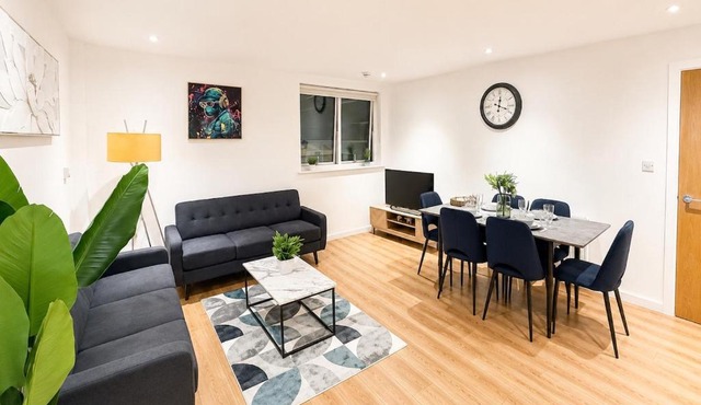 Luxury 3 Bed Penthouse with Terrace & Parking