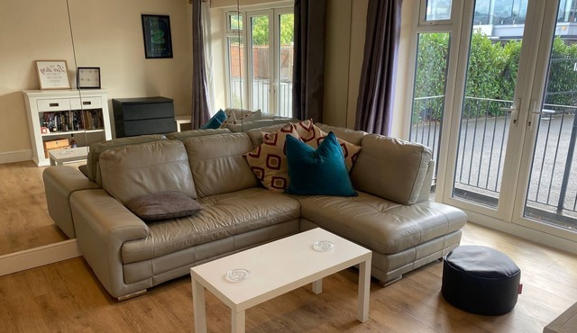 Luxury 3 bedroom Appartment free parking superfast wifi smart TVs all amenities