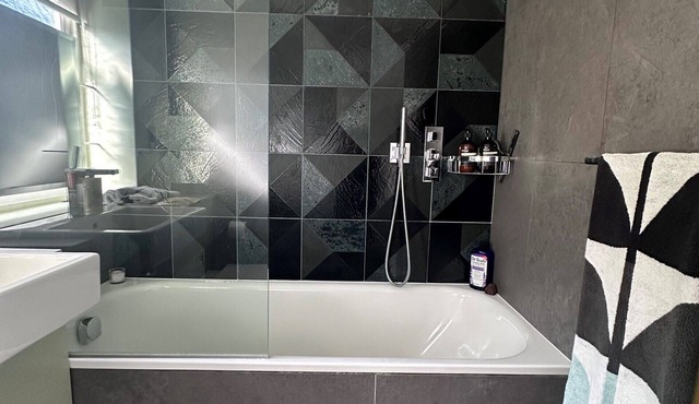 Luxury | 3x King Beds | Garden | Free Parking | Air Con