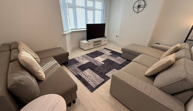 Luxury 4 Bedroom House in Harrow