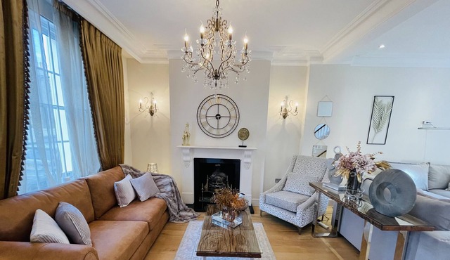 Luxury 4 Bedroom House in Knightsbridge