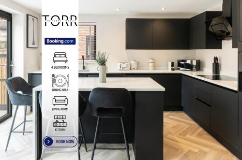 Luxury 4BDR House By Torr Property Group Contractors Accommodation With Free Gated Secure Parking & Private Patio Garden Liverpool
