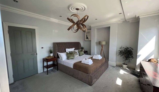 Luxury 4BR Smart Home - Garden - Designer Kitchen