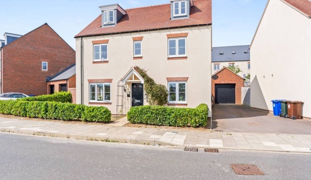 Luxury 5 bed House with Hot-tub near Bicester Village