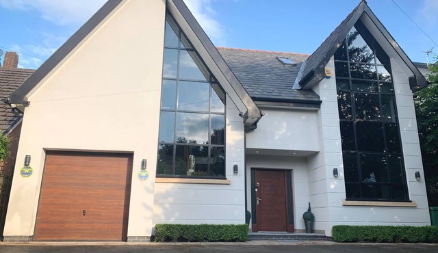 Luxury 5-Bedroom with Cinema Room & Pool Table – Perfect for Families & Groups
