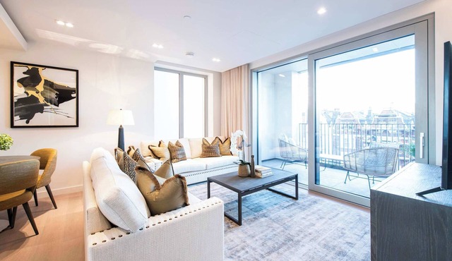 Luxury 5th floor 2 bed with Balcony
