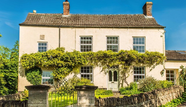 Luxury 6 Bed House, Hot Tub, Games Room and in Walking Distance to Village Pub