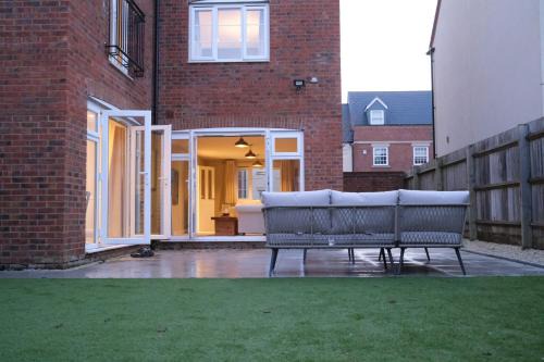 Luxury 6-Bedroom House 5 minutes from Bicester Village Shopping Outlet - Perfect for Business and Family Stays! Private Parking for 4 Cars!
