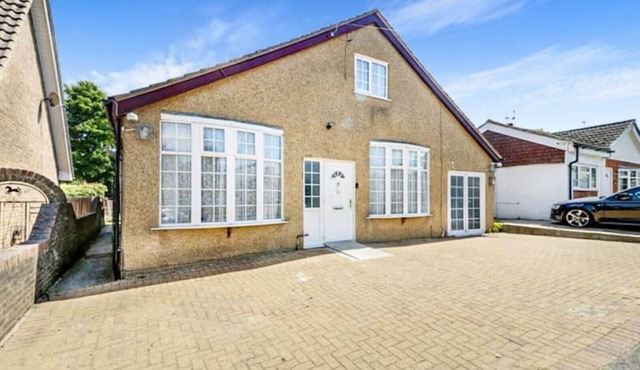 Luxury 7 beds 5 baths detached house with parking