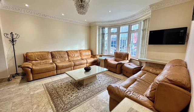 Luxury 8 Bed Home Near Luton Airport