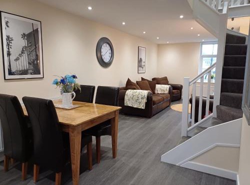 Luxury Apartment - Above iconic High Lane Oatcakes