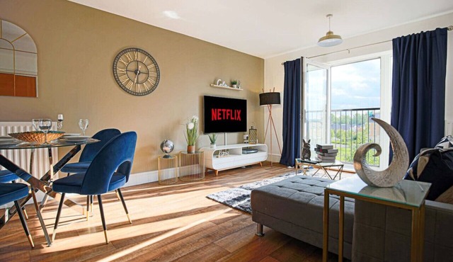 Luxury Apartment with Balcony, Parking & Fast Wifi