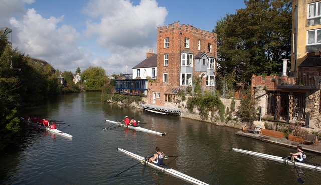 Luxury apartment on an island in the River Thames in Oxford’s historic centre
