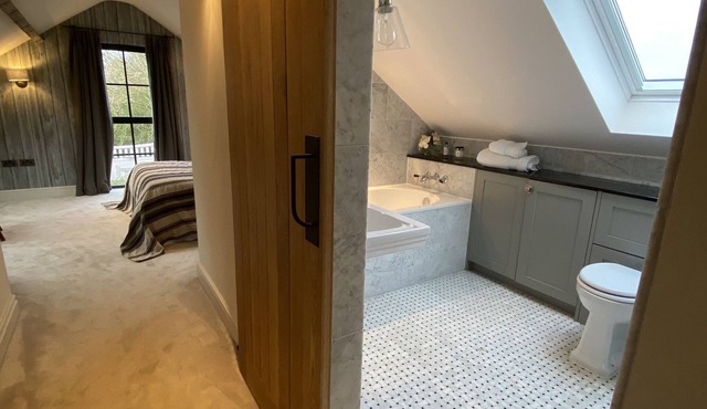 Luxury barn - 3 bed, 3 bath with stunning garden & hot-tub