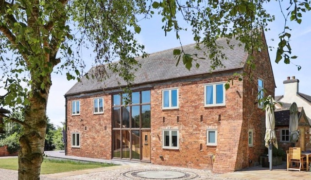 Luxury barn conversion with hot tub (sleeps 10)