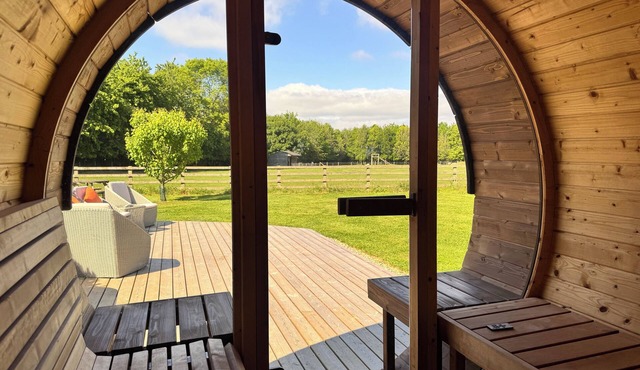 🌾Luxury Barn Escape with Sauna & Cold Plunge | Sleeps 8 | Near York 🧖‍♀️🦙🌳