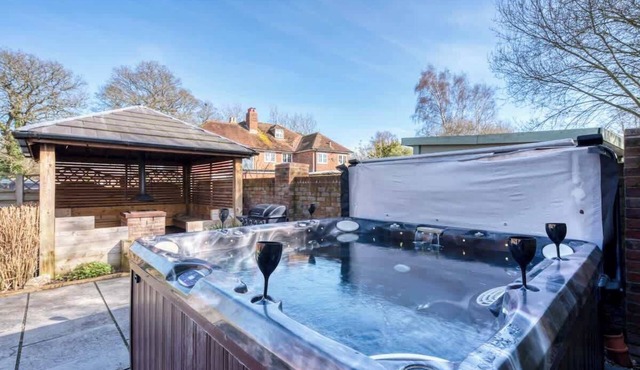 Luxury Barn Retreat: Hot Tubs, Fire Pit & Pet-Friendly