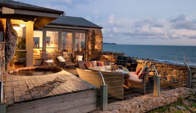 Luxury Beach House Rental with Hot Tub, 30 meters to Beach
