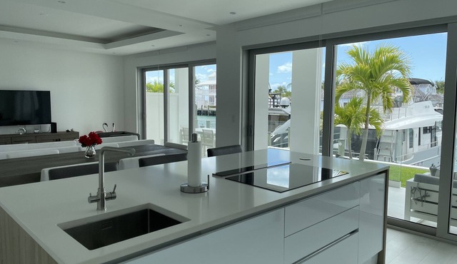 Luxury beach view & Marina view Condo at Palm Cay