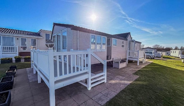 Luxury Caravan For Hire At Hopton Holiday Park With Full Sea Views Ref 80010H
