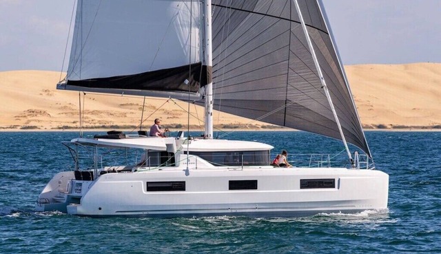 Luxury Catamaran located in Marsh Harbour (4-cabins)- Lagoon 46
