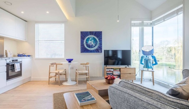 Luxury Central Apt - Riverside Views & Parking!