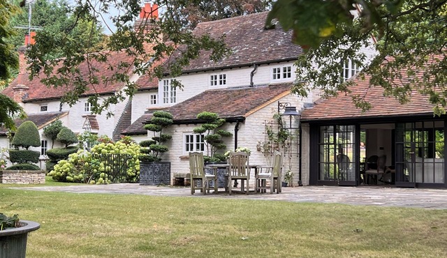 Luxury characterful home in 1 acre with pool in Burhill Park Golf Club, Surrey