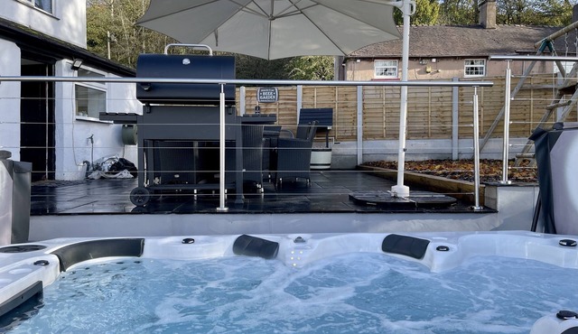 Luxury Cozy Cottage w/HUGE Hot Tub (Alton Towers)