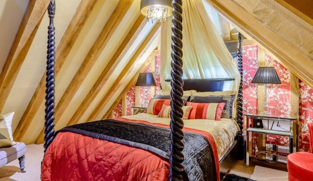 Luxury, dog friendly cottage, hot tub & short stroll to pub …& resident alpaca!