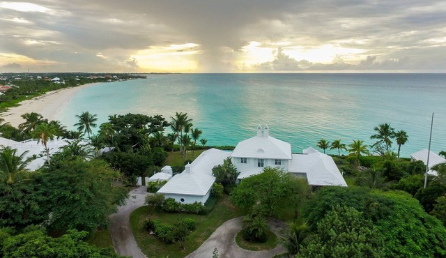 Luxury ,FULLY STAFFED, OCEAN FRONT Villa w/Pool in OLD FORT BAY, Nassau